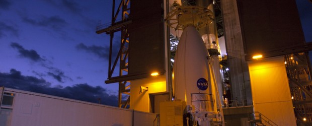 Giovedì 3 novembre il rover marziano Curiosity, racchiuso nel fairing a forma di proiettile, è stato trasportato al LC-41 (CCAFS), dove è stato issato e installato sopra l'Atlas V.