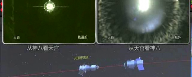 La navetta spaziale Shenzhou 8, lanciata lo scorso lunedì 31 ottobre, ha effettuato il docking con il modulo orbitante Tiangong 1.