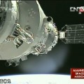 Shenzhou 9 prova il docking manuale con Tiangong 1 L'equipaggio della Shenzhou 9 ha raggiunto un altro obiettivo importante della propria missione, eseguendo un test di docking manuale con il modulo orbitante Tiangong 1.