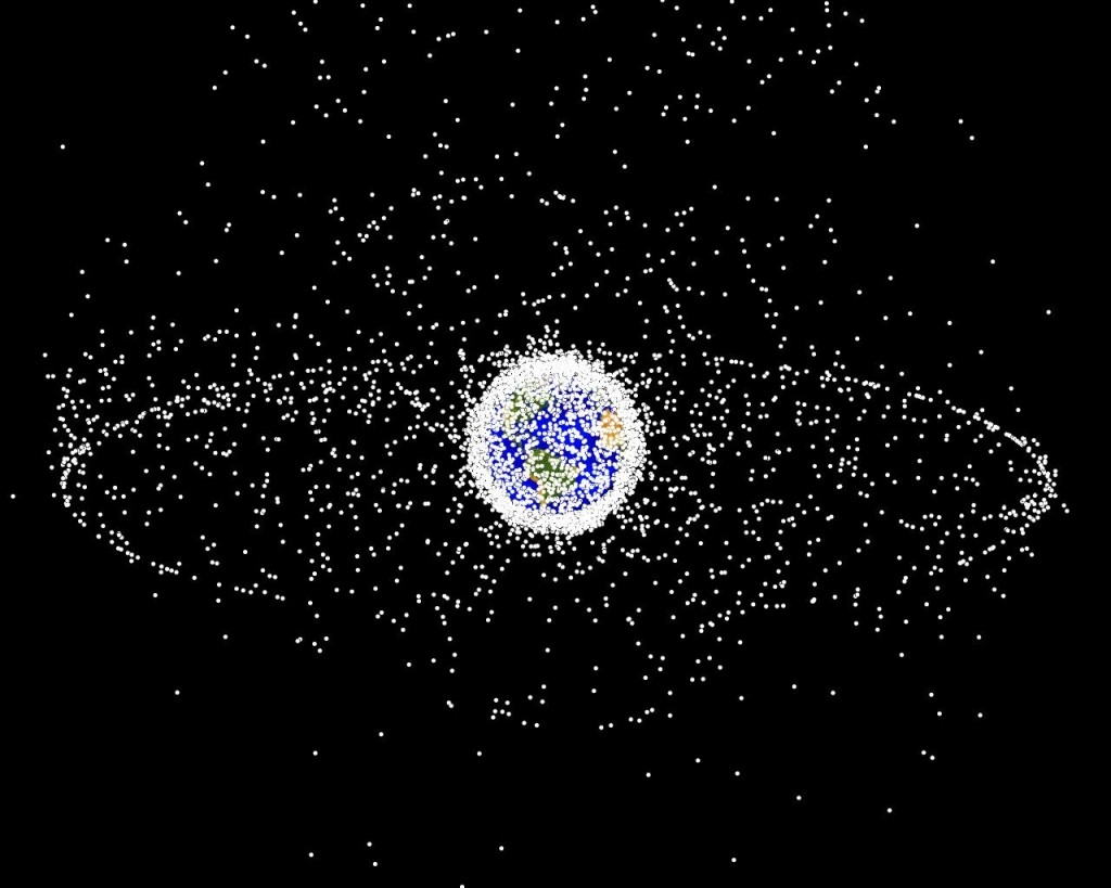 I principali detriti spaziali che circondano la Terra.