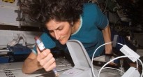 Sunita Williams mentre raccoglie campioni di materiale