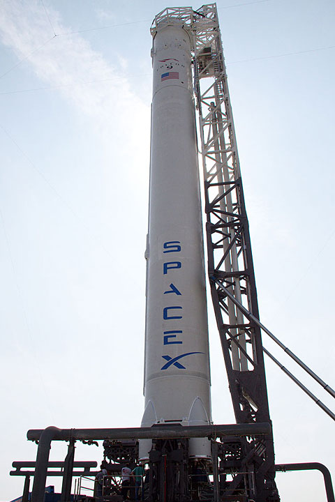Il razzo Falcon 9 in rampa