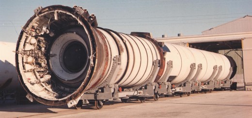 Un Solid Rocket Booster dello Space Shuttle (KSC-381C-3093.03)