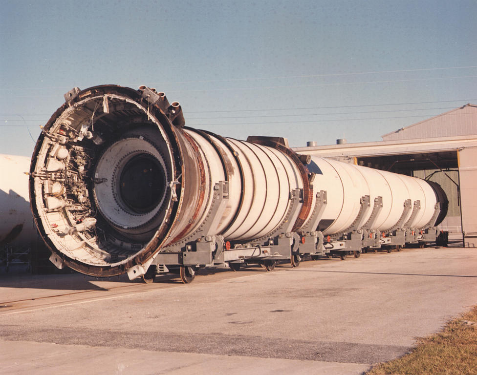 Un Solid Rocket Booster dello Space Shuttle (KSC-381C-3093.03)