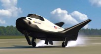 Ricostruzione artistica di un atterraggio del Dream Chaser con in evidenza il pattino anteriore e i carrelli principali (Credits SNC)