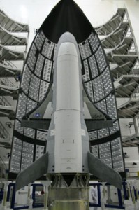 L'X-37B issato nel fairing dell'Atlas V, in vista del suo lancio d'esordio del 22 Aprile 2010. (Boeing/USAF).