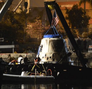 La capsula Dragon CRS-1 appena arrivata al porto di Los Angeles