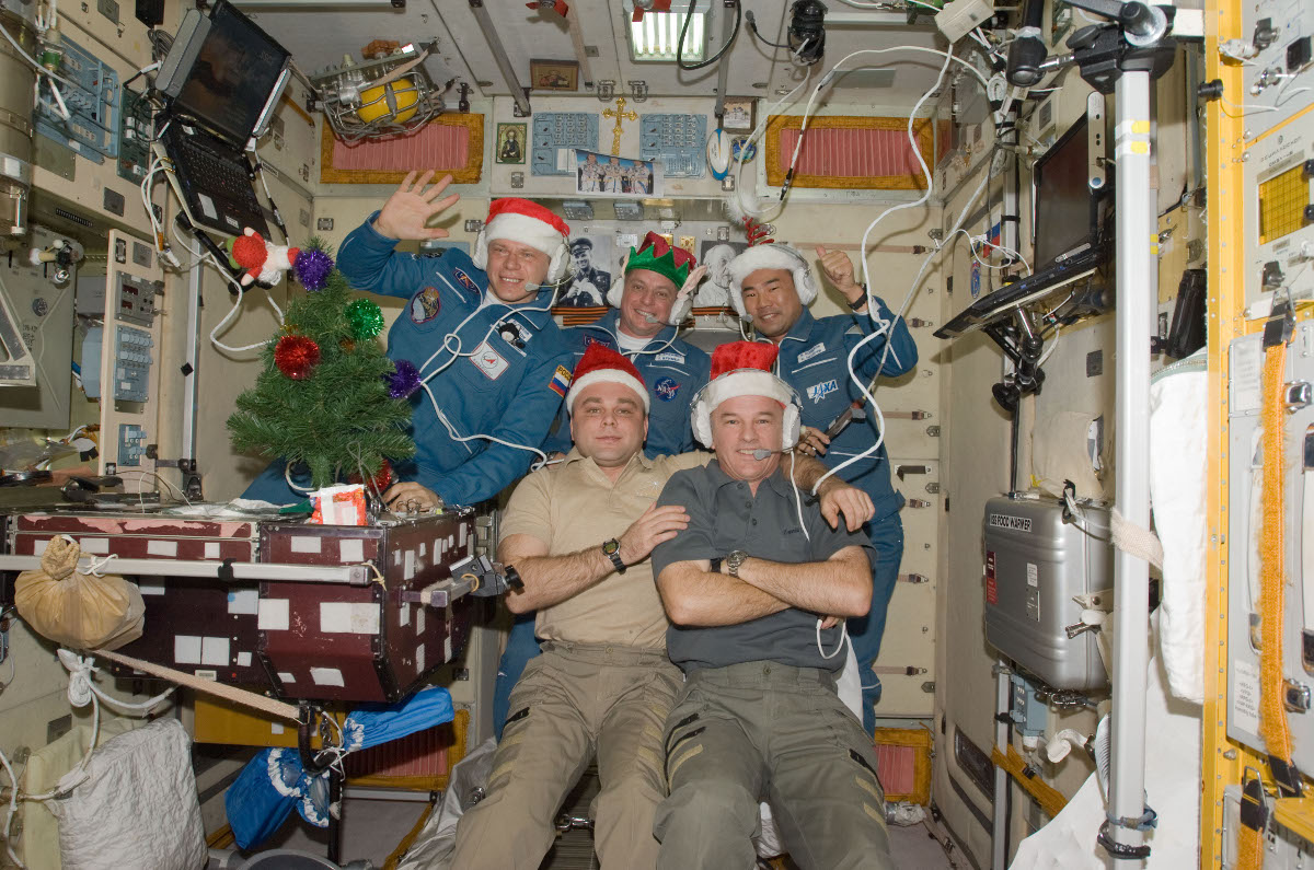 Natale 2009 sulla ISS con l'equipaggio della Expedition 22. Fonte: NASA