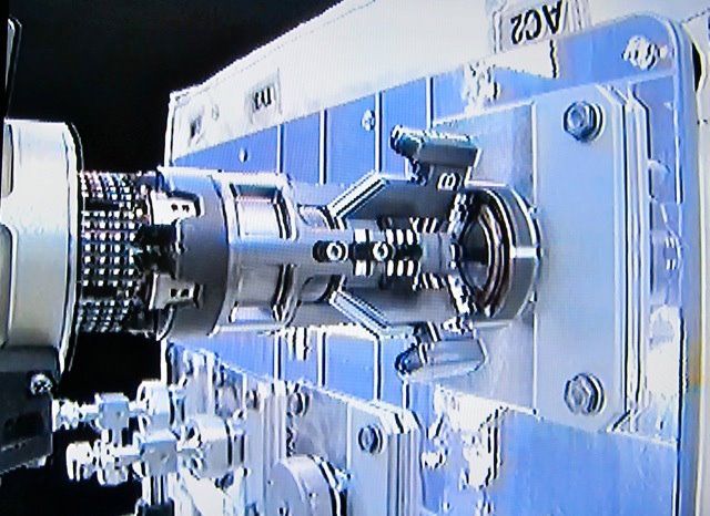Dextre aggancia un coperchio di RMM in un test del 22/06/2012