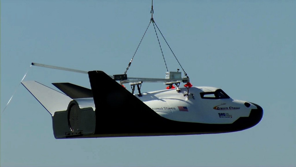 Il Dream Chaser durante un precedente volo appeso ad un elicottero