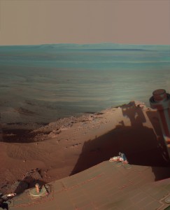 Opportunity cattura la sua ombra in un tardo pomeriggio marziano del 2012. (c) NASA/JPL-Caltech/Cornell/Arizona State Univ.