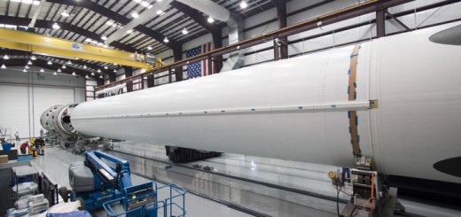 Il primo stadio del Falcon 9 per la missione CRS-2 nell’hangar di Space X al Launch Complex 40 del Kennedy Space Center. Fonte: NASA