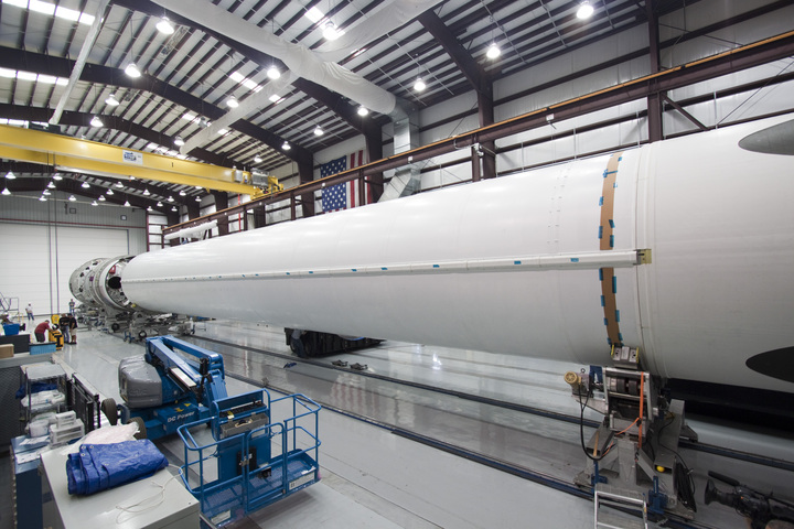Il primo stadio del Falcon 9 per la missione CRS-2 nell’hangar di Space X al Launch Complex 40 del Kennedy Space Center. Fonte: NASA