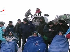 I membri dell'equipaggio della Sojuz TMA-06M subito dopo l'atterraggio. (c) NASA/Roscosmos
