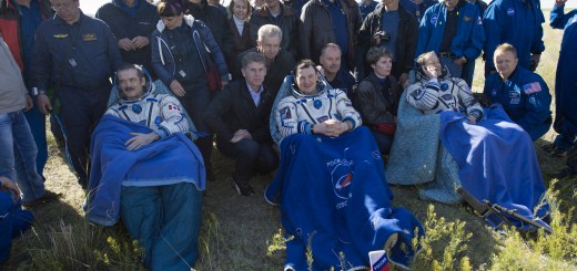 Gli astronauti della Expedition 35 Chris Hadfield, Roman Romanenko e Tom Marshburn fuori dalla capsula Soyuz TMA-07M poco dopo l’atterraggio. Fonte: NASA/Carla Cioffi