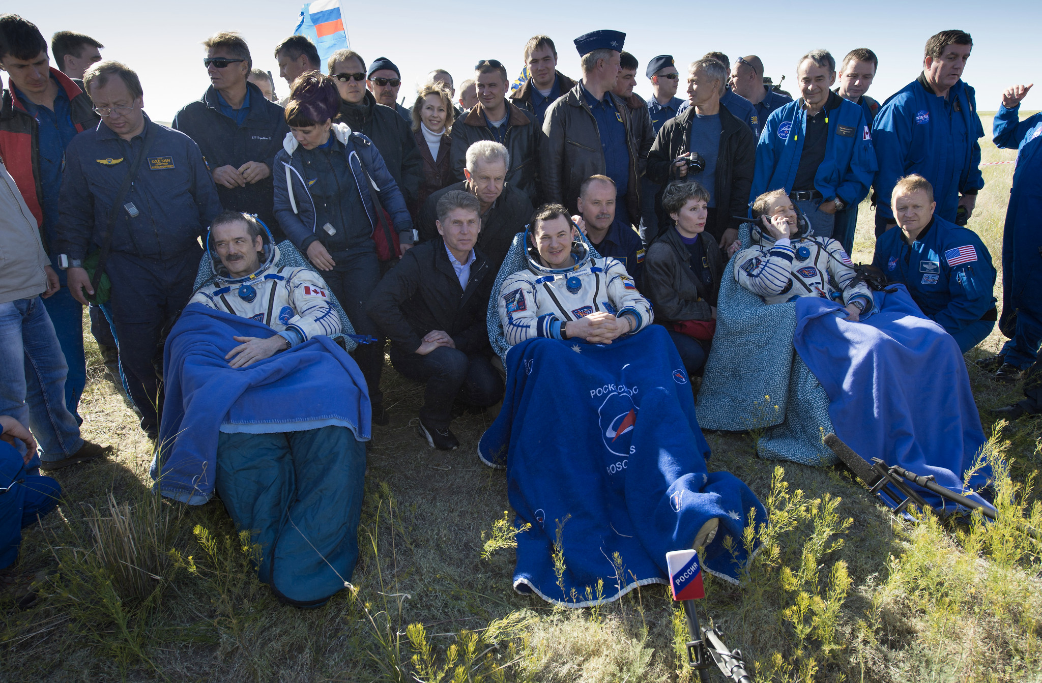 Gli astronauti della Expedition 35 Chris Hadfield, Roman Romanenko e Tom Marshburn fuori dalla capsula Soyuz TMA-07M poco dopo l’atterraggio. Fonte: NASA/Carla Cioffi