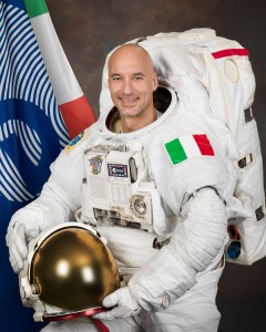 Luca Parmitano con la tuta EMU con cui effettuerà la sua EVA. (c) NASA