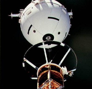 TSS-1 durante il dispiegamento. (c) NASA