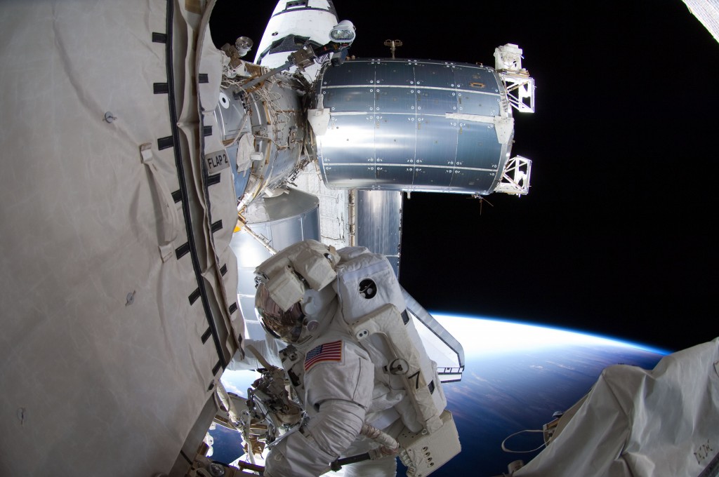 In primo piano, Columbus fotografato all'esterno della ISS, durante una passeggiata spaziale della missione STS-135