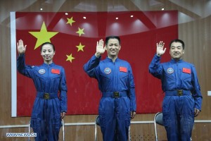 Il trio dei taikonauti cinesi, equipaggio di Shenzhou'10. Da sinistra a destra, Wang Yaping, Nie Haisheng, Zhang Xiaoguang. - Credits: Xinhua/Wang Jianmin