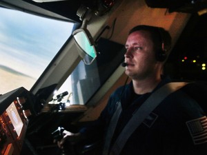 L'astronauta Jack Fisher ai comandi della simulazione di atterraggio del Dream Chaser (C) NASA/David C. Bowman