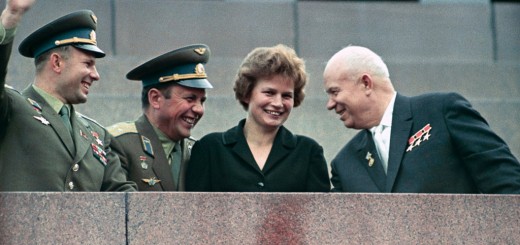 Da sinistra: Yuri Gagarin, Pavel Popovich, Valentina Tereshkova e Nikita Khrushchev al Mausoleo di Lenin a Mosca il 22 giugno 1963. Fonte: RIA Novosti archive, image #159271 / V. Malyshev/Wikimedia Commons, CC-BY-SA 3.0