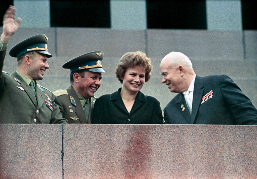 Da sinistra: Yuri Gagarin, Pavel Popovich, Valentina Tereshkova e Nikita Khrushchev al Mausoleo di Lenin a Mosca il 22 giugno 1963. Fonte: RIA Novosti archive, image #159271 / V. Malyshev/Wikimedia Commons, CC-BY-SA 3.0