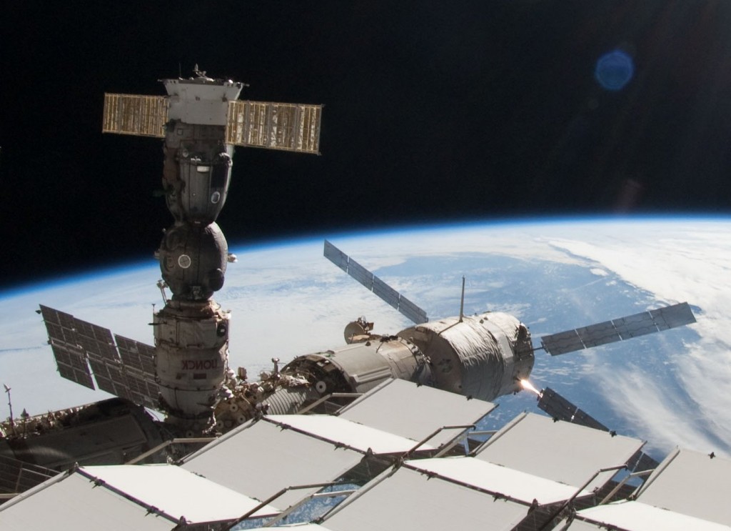 Dettaglio della foto ISS028-E-005671 che mostra ATV attraccato alla ISS - Credit: NASA/Spacemonkey