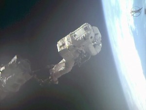 Luca Parmitano durante la sua prima EVA, ancorato al Canadarm-2. (c) NASA TV