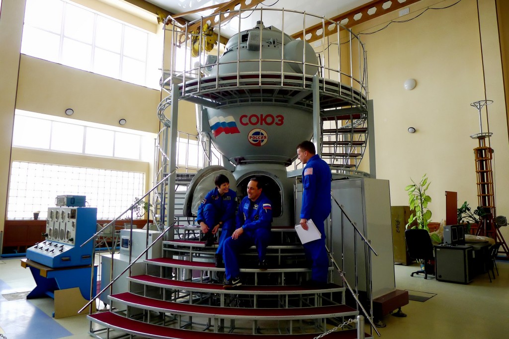 Samantha Cristoforetti, Anton Shkaplerov e Terry Virts davanti a un simulatore Soyuz a Star City. Fonte: Samantha Cristoforetti