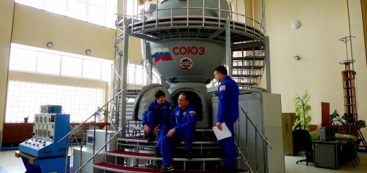 Samantha Cristoforetti, Anton Shkaplerov e Terry Virts davanti a un simulatore Soyuz a Star City. Fonte: Samantha Cristoforetti