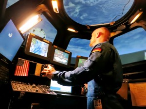 L’astronauta Alexander Gerst si addestra al rendezvous e berthing nel simulatore della Cupola al JSC. Fonte: Alexander Gerst/NASA