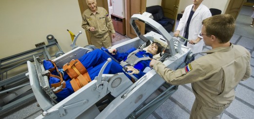 Samantha Cristoforetti viene preparata per una sessione nella centrifuga a Star City. Fonte: Gagarin Cosmonaut Training Center