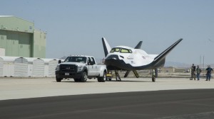 Il Dream Chaser di Sierra Nevada Corporation pronto per i taxi tow tests presso il Dryden Flight Research Center in California. (Credit: NASA)