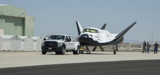 Il Dream Chaser di Sierra Nevada Corporation pronto per i taxi tow tests presso il Dryden Flight Research Center in California. (Credit: NASA)