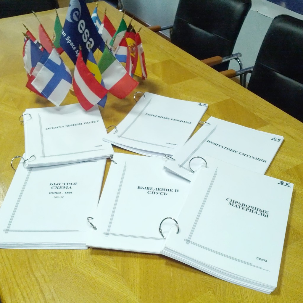 I manuali Soyuz di Samantha Cristoforetti sul tavolo dell’ufficio ESA a Star City. Fonte: Samantha Cristoforetti