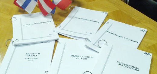 I manuali Soyuz di Samantha Cristoforetti sul tavolo dell’ufficio ESA a Star City. Fonte: Samantha Cristoforetti