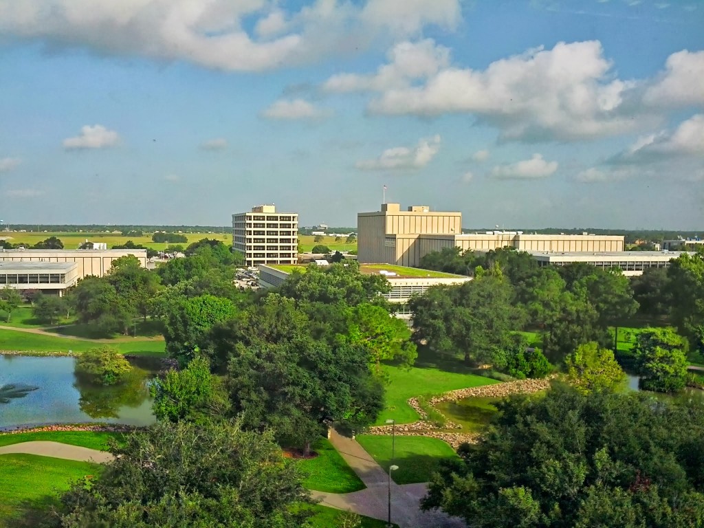 La vista dall’ufficio di Samantha Cristoforetti al Johnson Space Center della NASA a Houston. L’edificio in fondo a destra è il Mission Control Center - Houston. Fonte: Samantha Cristoforetti