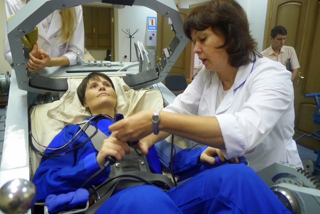 Samantha Cristoforetti prima di una sessione a 8G nella centrifuga di Star City. Fonte: Gagarin Cosmonaut Training Center