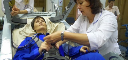 Samantha Cristoforetti prima di una sessione a 8G nella centrifuga di Star City. Fonte: Gagarin Cosmonaut Training Center