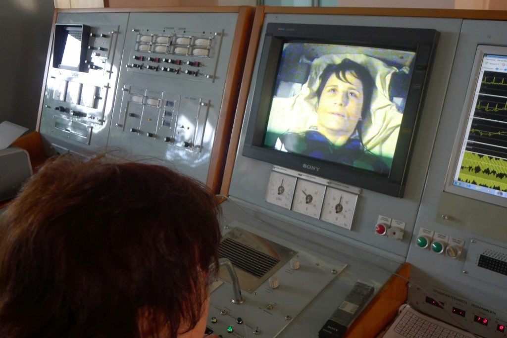 Samantha Cristoforetti durante una sessione a 8G nella centrifuga di Star City. Fonte: Gagarin Cosmonaut Training Center