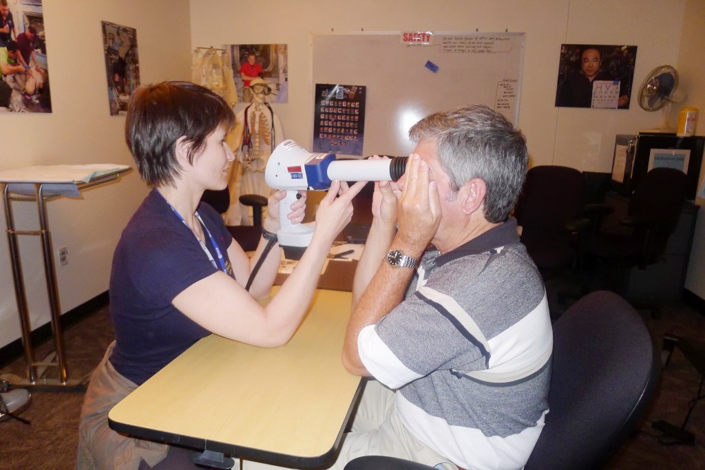 Samantha Cristoforetti fa pratica con un oftalmoscopio al JSC. Fonte: Samantha Cristoforetti