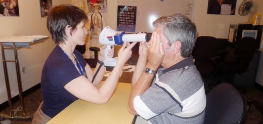 Samantha Cristoforetti fa pratica con un oftalmoscopio al JSC. Fonte: Samantha Cristoforetti