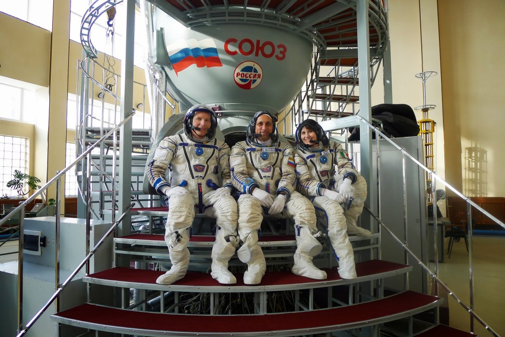 Terry Virts, Anton Shkaplerov e Samantha Cristoforetti davanti a un simulatore Soyuz a Star City. Fonte: Samantha Cristoforetti