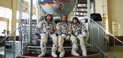 Terry Virts, Anton Shkaplerov e Samantha Cristoforetti davanti a un simulatore Soyuz a Star City. Fonte: Samantha Cristoforetti