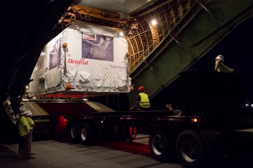 Il secondo PCM per il veicolo Cygnus della Orbital mentre viene scaricato dall'Antonov An-124, presso la Wallops Flight Facility. Image Credit: NASA/Brea Reeves