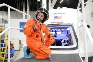 L'astronauta Randy Bresnik si prepara ad entrare nella CST-100 costruita presso lo Houston Product Support Center della Boeing