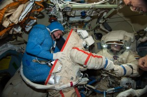 Una fase della vestizione prima di una EVA sulla ISS