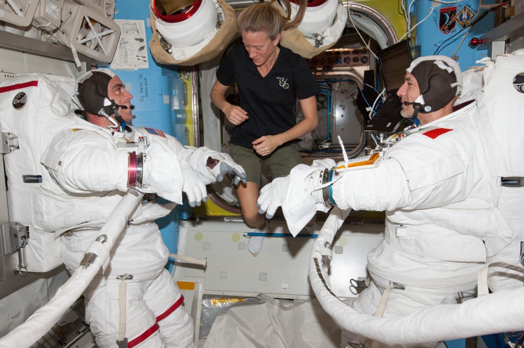 Luca Parmitano (a destra) e Chris Cassidy (a sinistra) durante la fase preparatoria, aiutati da Karen Nyberg (al centro). (c) NASA