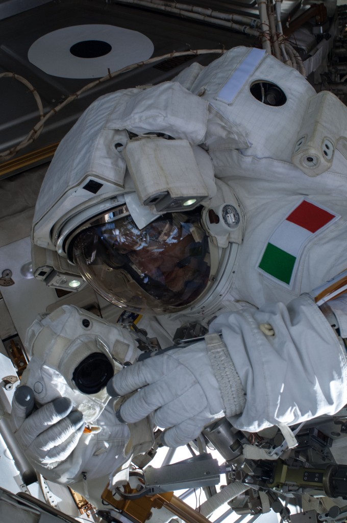 Luca Parmitano nella EVA-22, interrotta anticipatamente per una perdita d’acqua nel casco della sua tuta. Fonte: NASA